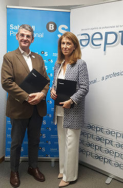 María del Carmen Urraca y Santiago Aguilar tras la firma del convenio